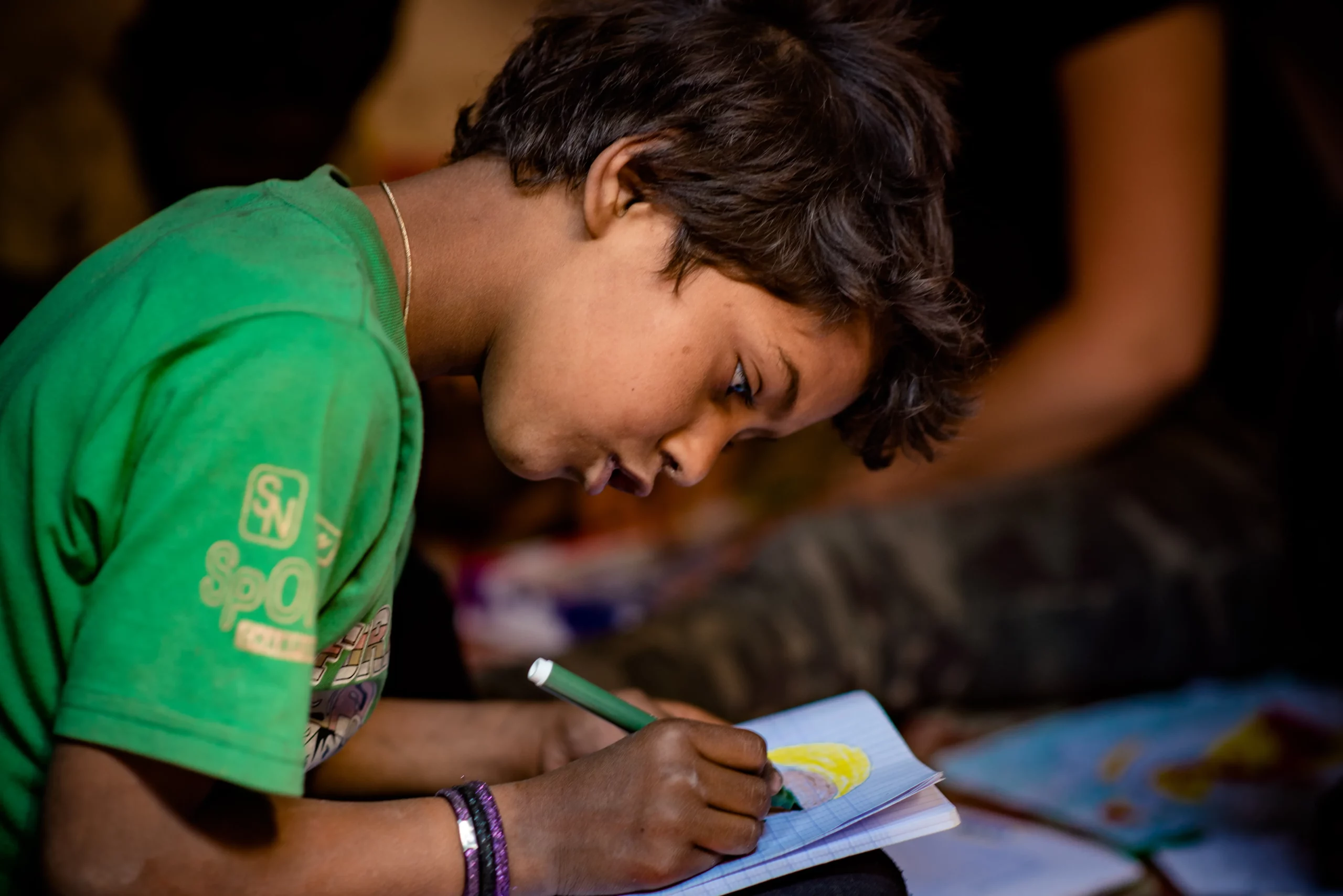 petit garçon dessinant dans le cadre d’un projet éducatif en Inde