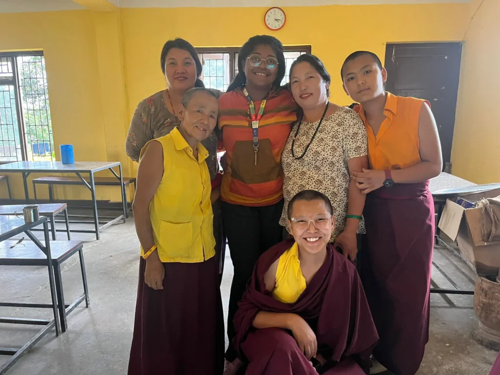 8a132c4b-4c0b-4508-924f-d4bd5b1fa539 bénévole donnant un cours d’anglais à des moines bouddhistes au Népal