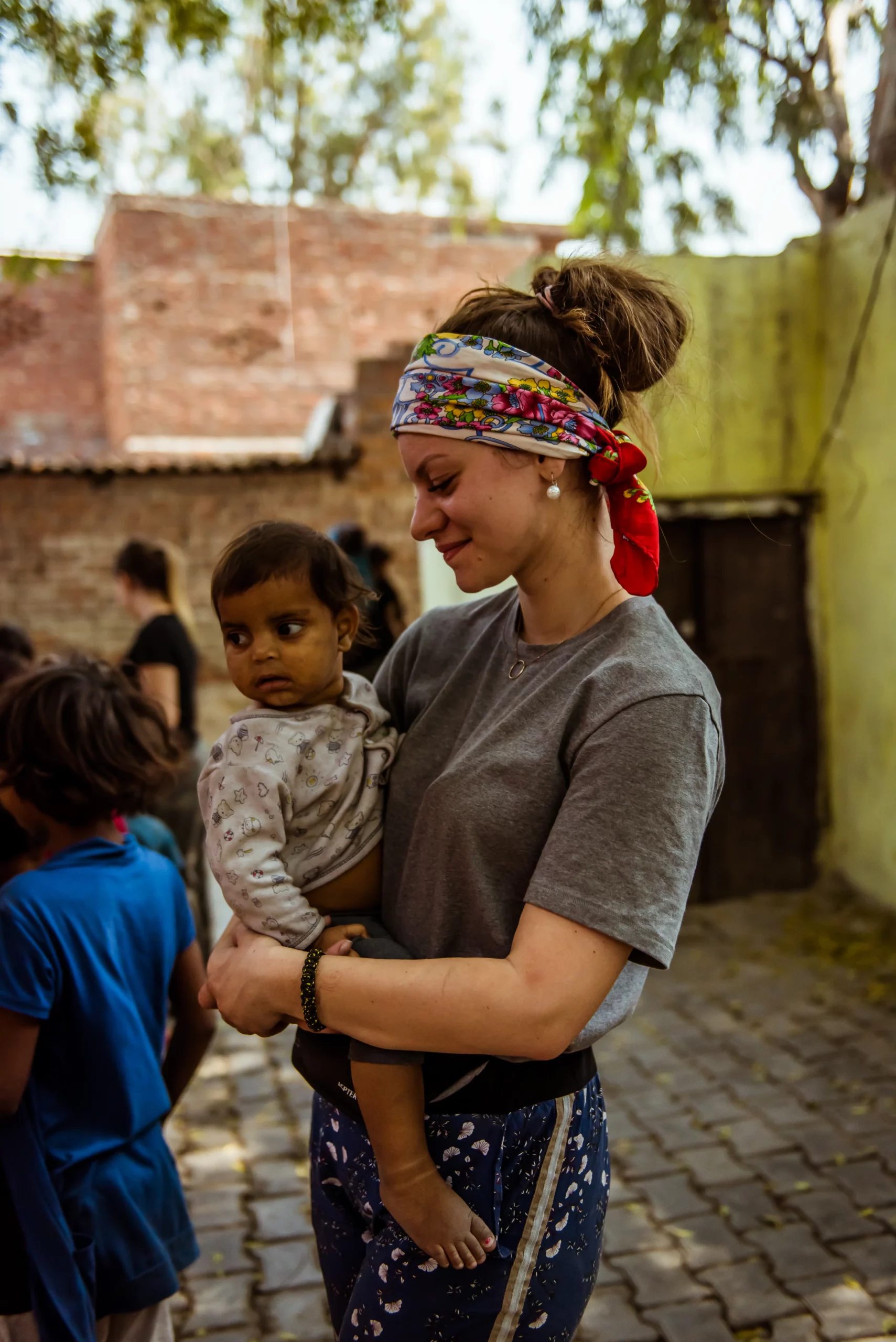 bénévole avec un enfant lors d’une mission solidaire au Népal