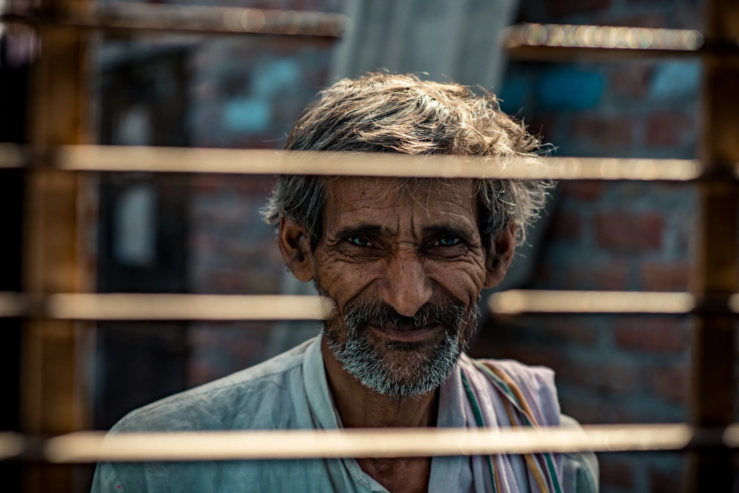 portrait d’un homme âgé dans un quartier défavorisé en Inde