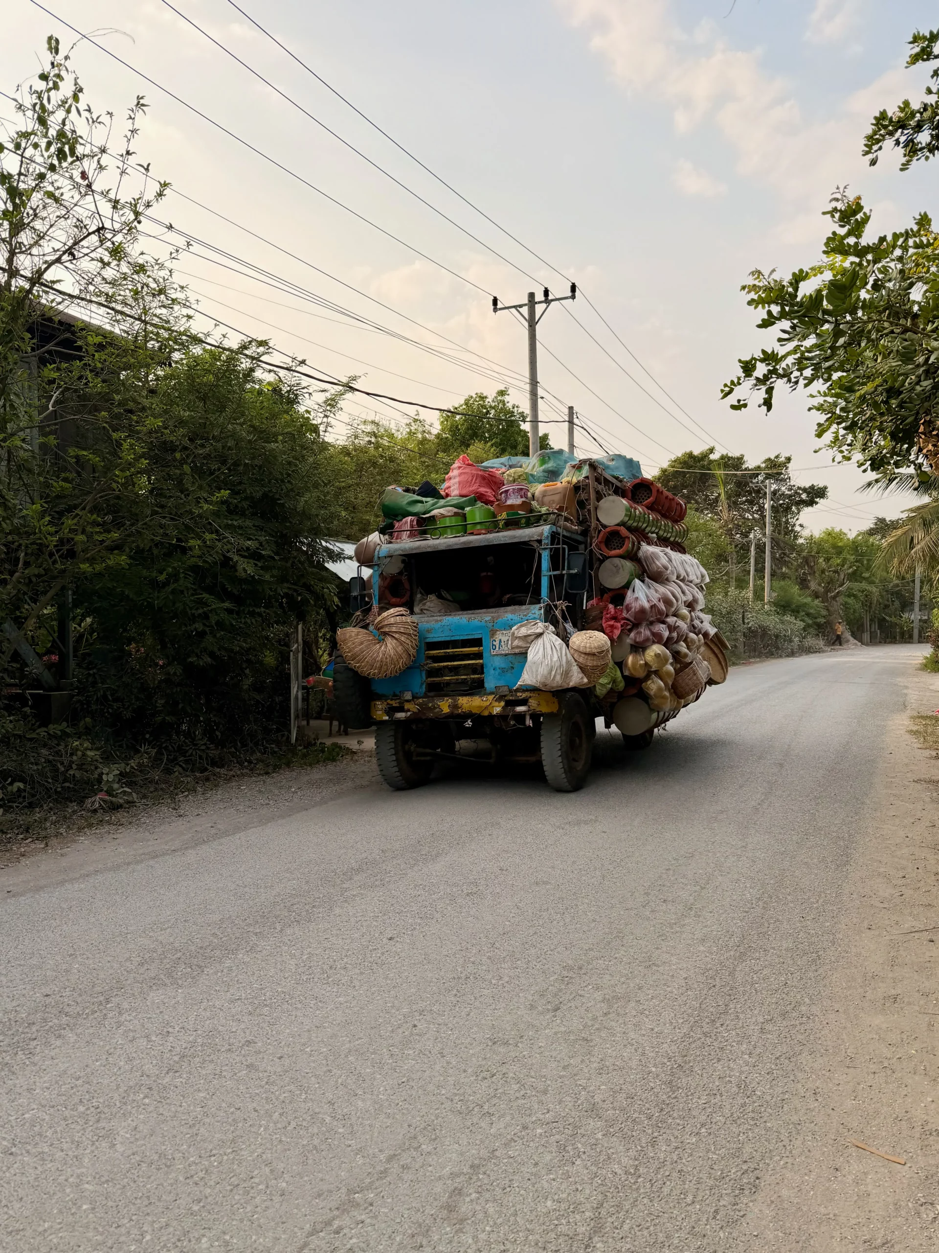 Camion de livraison de fruits et légumes au Cambodge